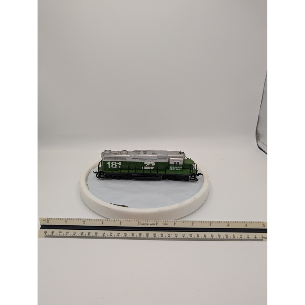 Bachmann HO Scale‎ Burlington Northern Diesel Locomotive 181 Green Silver Train